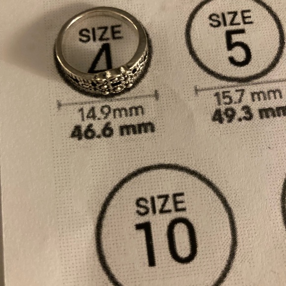 Size 4 silver Ring with intricate design - Picture 7 of 8